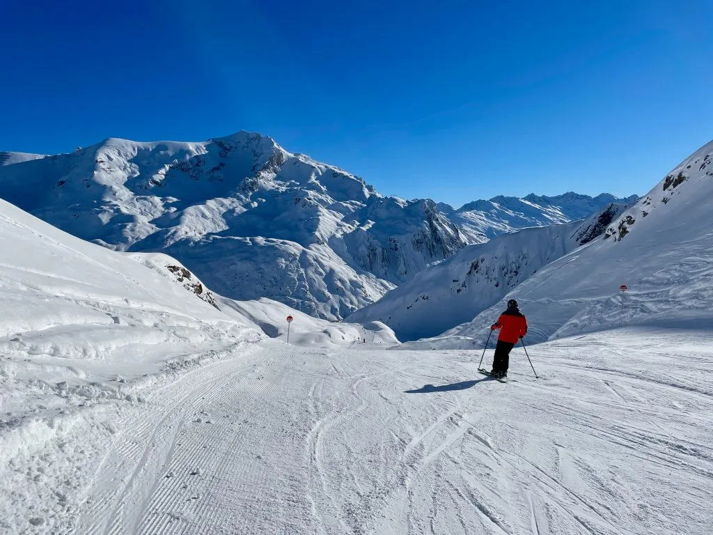 Panoramiczny widok na stoki narciarskie, stoki narciarskie i góry szlachetnego ośrodka narciarskiego Lech Zuers, część obszaru narciarskiego Arlberg. Vorarlberg, Austria.