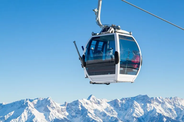 Teleférico en una estación de esquí de los Alpes