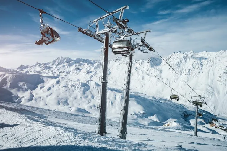Journée d'hiver ensoleillée dans un domaine skiable. Lieu d'implantation de la célèbre station de ski Ischgl/Samnaun.
