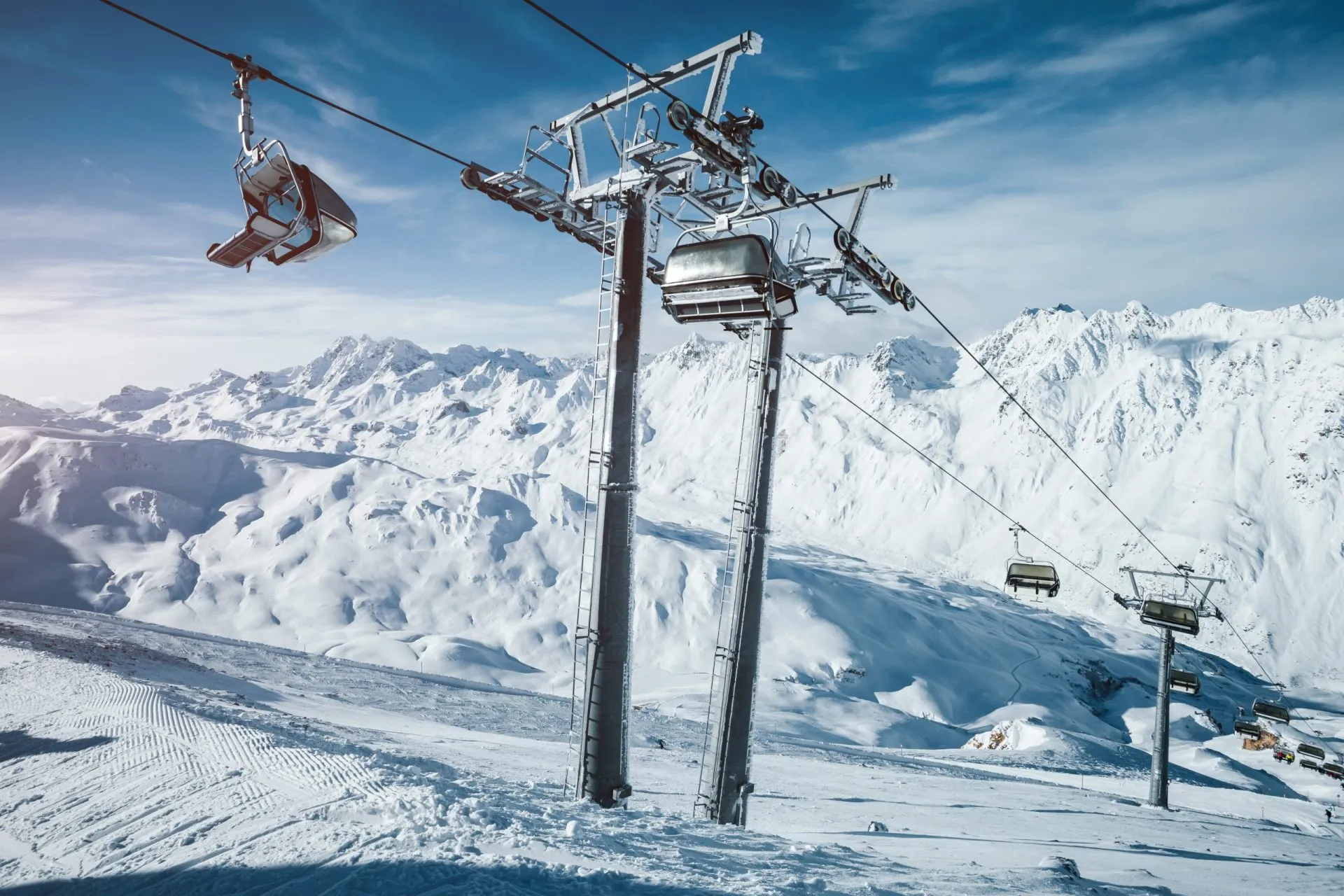 Journée d'hiver ensoleillée dans un domaine skiable. Lieu d'implantation de la célèbre station de ski Ischgl/Samnaun.