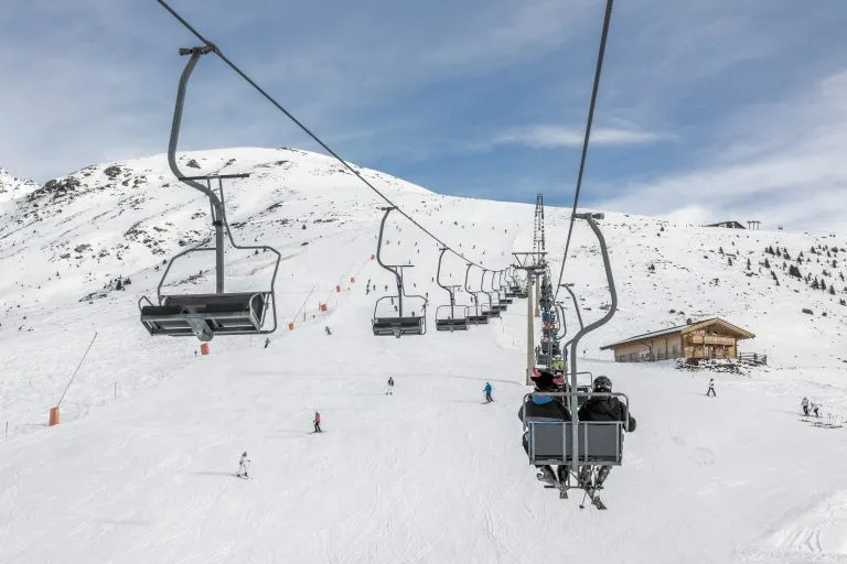 Uno de los telesillas de una estación de esquí de un valle de Zillertal - Mayrhofen, Austria