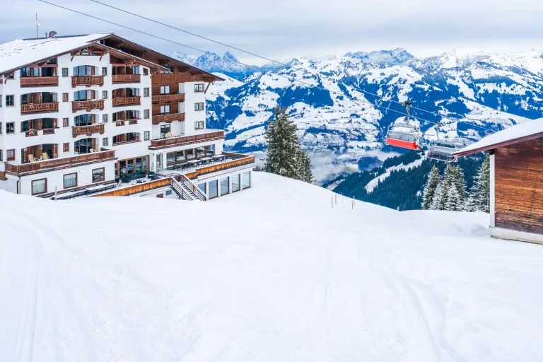 Vinterlandskap på berget Hahnenkamm i österrikiska Alperna i Kitzbuhel. Vinter i Österrike