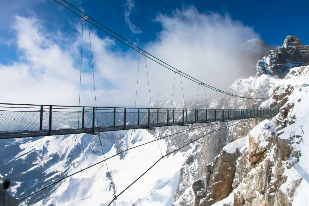 Le plus haut pont suspendu d'Autriche dans les Alpes autrichiennes. Skywalk sur le Dachstein. Schladming, Styrie, Autriche Paysage hivernal spectaculaire et vues à couper le souffle.