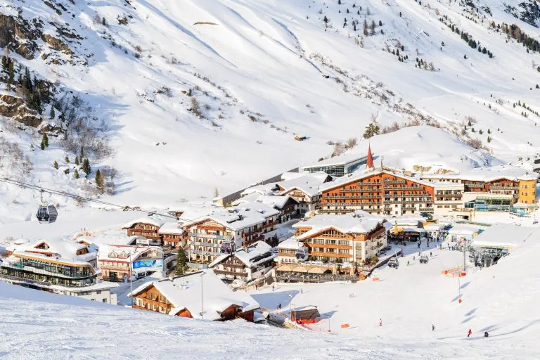 WIOSKA HOCHGURGL, AUSTRIA - 28 STYCZNIA 2018 R: Górska wioska z hotelami i domami w pięknym ośrodku narciarskim Hochgurgl-Obergurgl, Tyrol, Austria.
