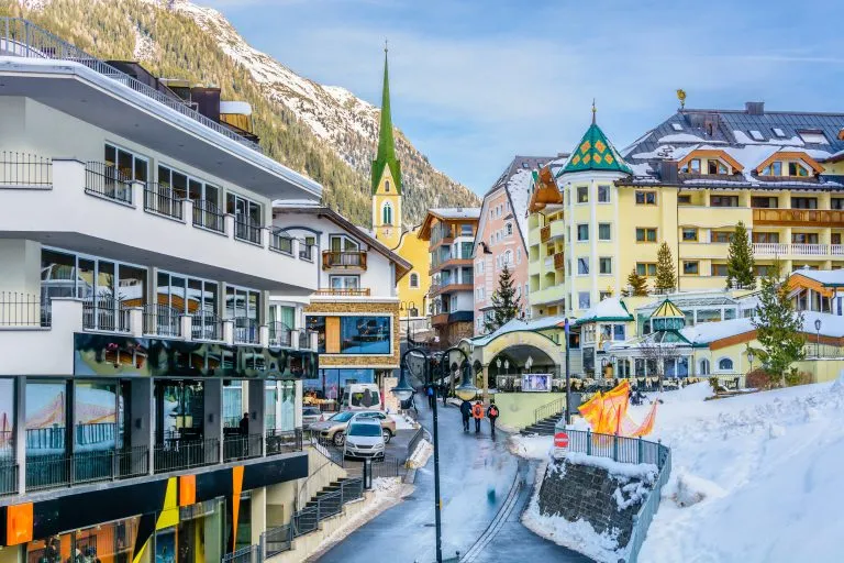 Centrum miejscowości Ischgl. / Ischgl jest znanym europejskim ośrodkiem narciarskim, zima w Austrii, Europa.