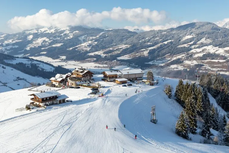 Korkealta näkymä hotelli- ja ravintolarakennuksista Kirchbergin rinteillä Tirolissa, joka on osa Kitzbühelin hiihtoaluetta Itävallassa.