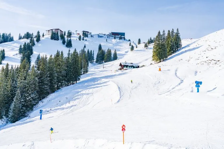 Vinterlandskap på fjellet Hahnenkamm i de østerrikske Alpene i Kitzbühel. Vinter i Østerrike