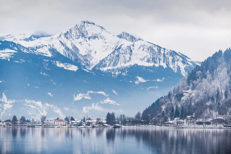 Vinterlandskap ved den vakre innsjøen Zell am See. Østerrike