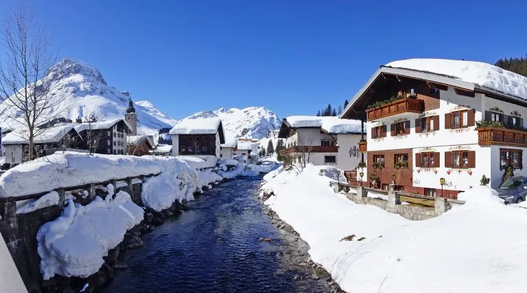 Pittoreskt vinterlandskap med flod. Lech, Österrike