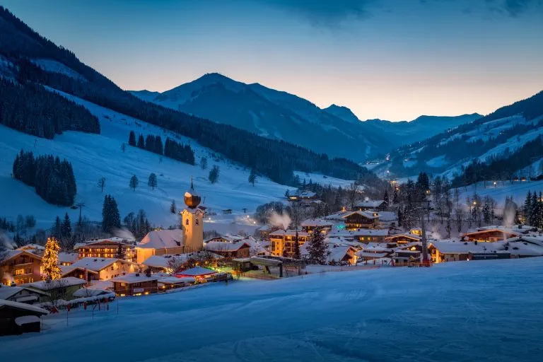 Vista sul villaggio montano di Saalbach di notte, Salisburgo, Austria