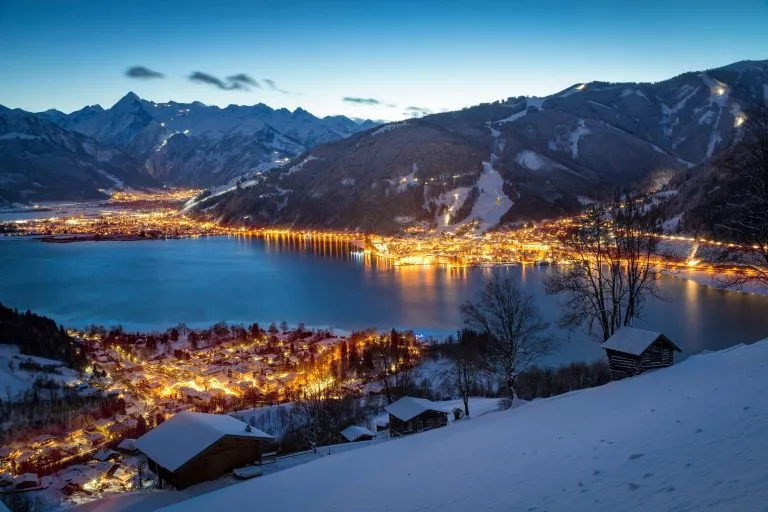 Vista sul villaggio montano di Zell am See di notte in inverno, Salzb