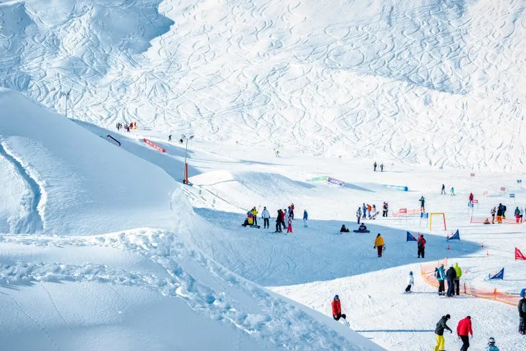 Innsbruck, Itävalta- 30. joulukuuta 2012: Ihmiset nauttivat Alpeilla Hafelekarspitze Karwendel lumisella vuorella Innsbruckissa.