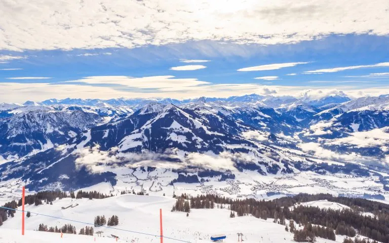 Utsikt fra toppen av fjellet Hohe Salve. Skianlegget Soll, Westendorf. Tyrol, Østerrike