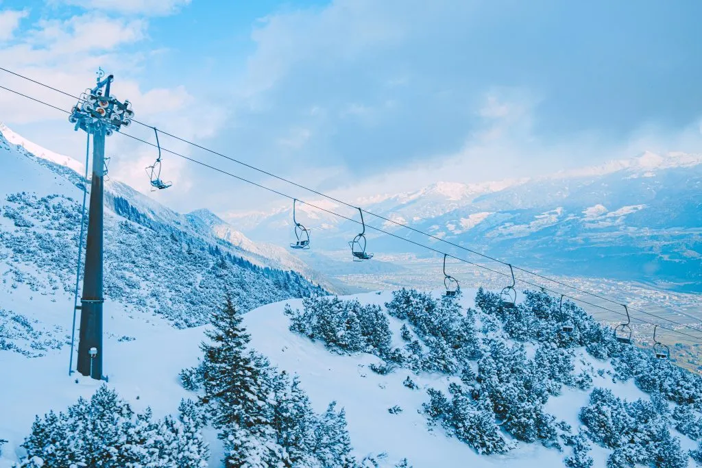 wyciąg narciarski w górach w innsbrucku