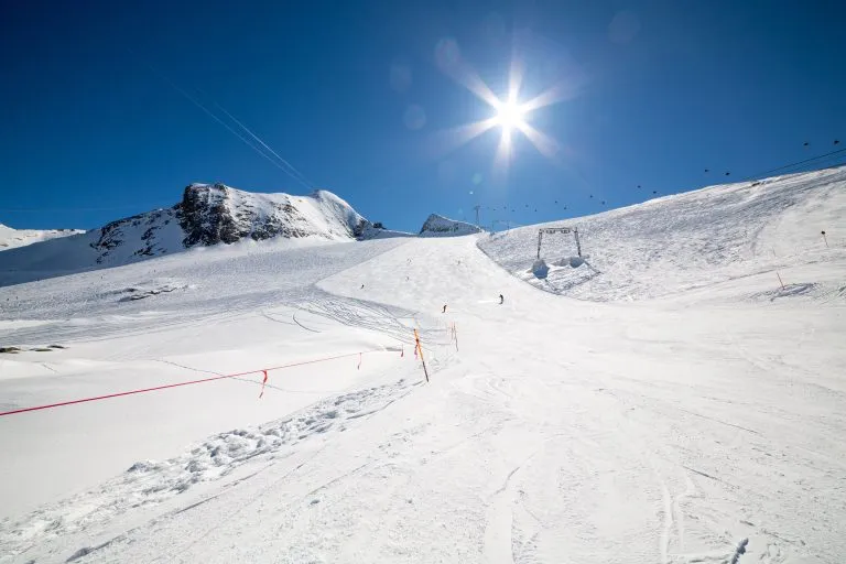 Area sciistica Kitzsteinhorn - Kaprun durante il tempo soleggiato della stagione primaverile 2016