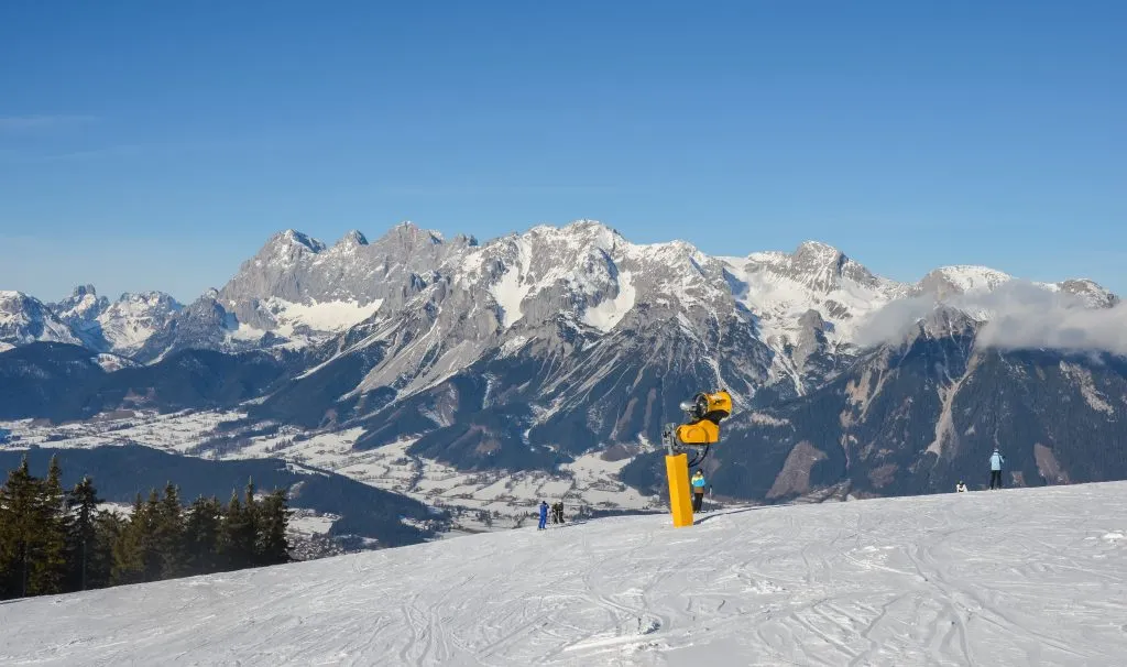 Piękny widok na ośnieżone góry i stok narciarski zimą