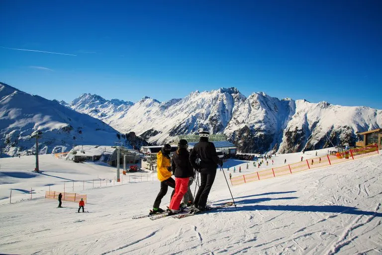 Panorama över den österrikiska skidorten Ischgl med skidåkare.