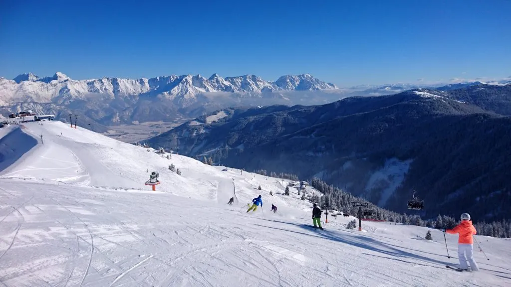 Journée ensoleillée sur les pistes de ski à Saalbach Hinterglemm, Autriche
