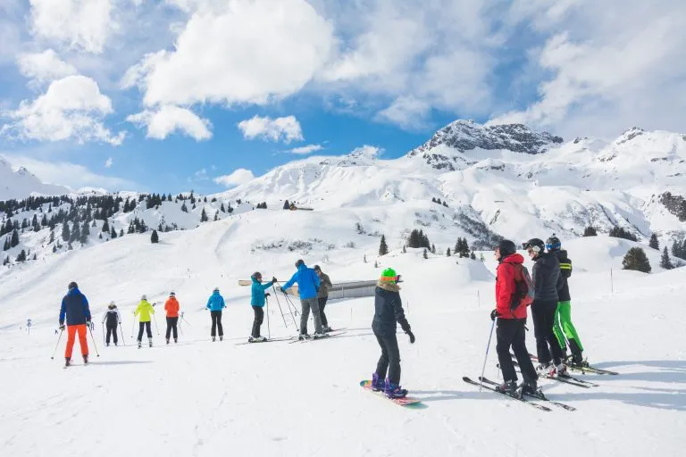 Skifahrer im Winterurlaub in Tirol (en anglais)