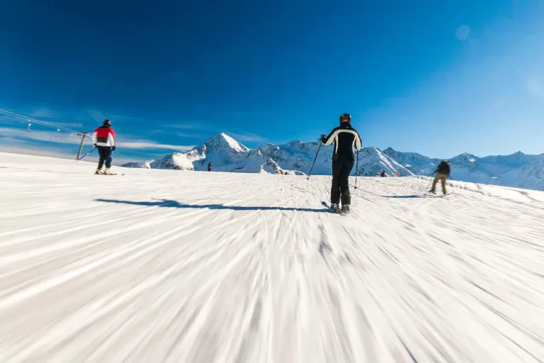 Skifahrer in pista nelle Alpi