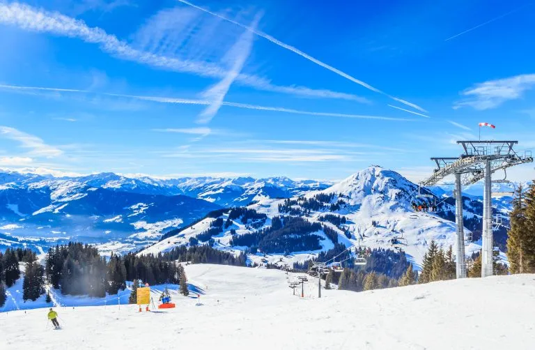 Wyciąg narciarski.  Ośrodek narciarski Brixen im Thalef. Tyrol, Austria