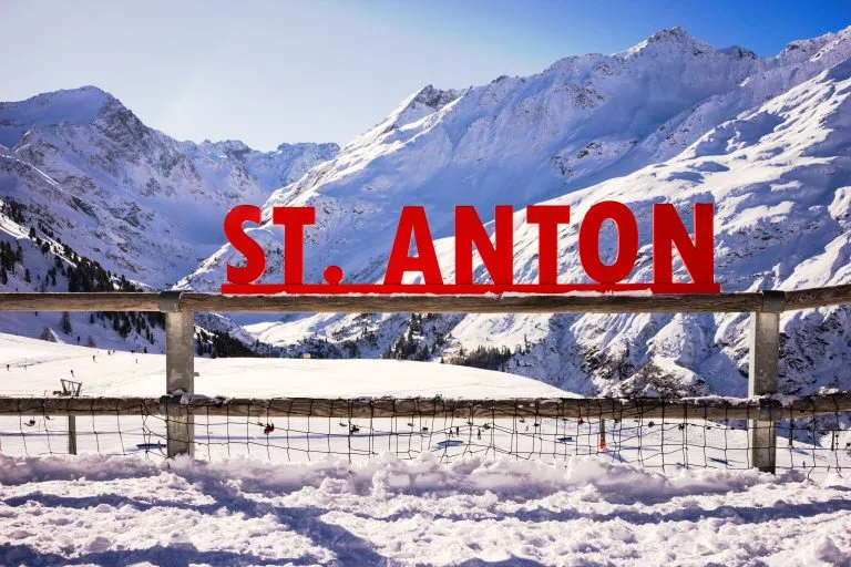 Señal de St. Anton en las montañas
