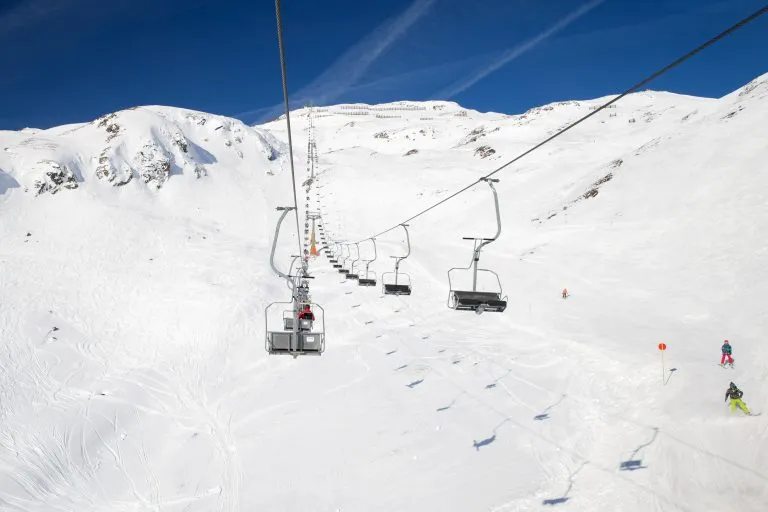 Stollift vid en skidort St. Anton am Arlberg vintertid