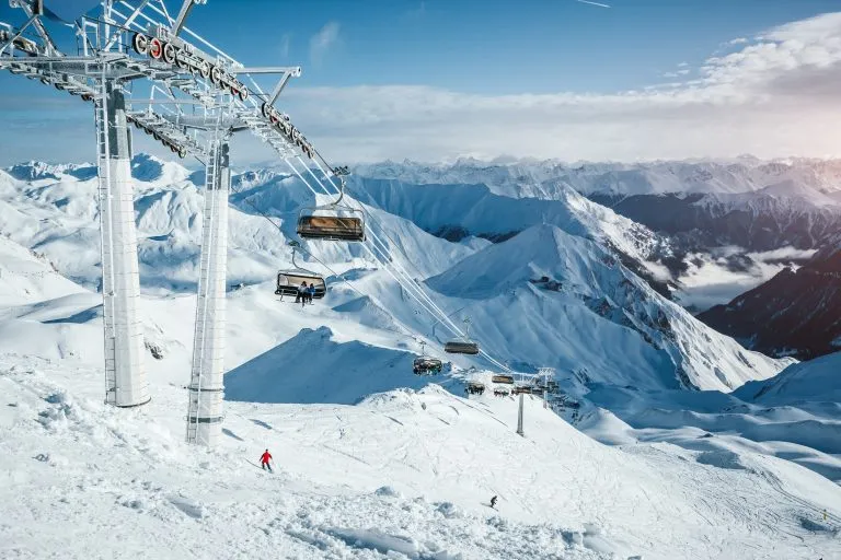 Słoneczny zimowy dzień w ośrodku narciarskim. Lokalizacja: słynny ośrodek narciarski Ischgl/Samnaun.