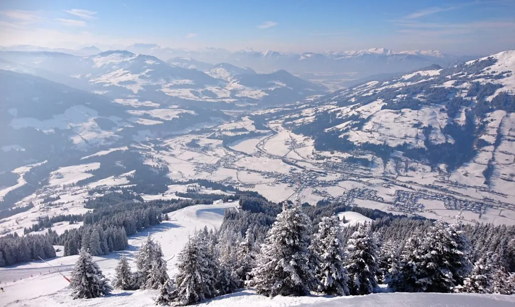 Piękny panoramiczny widok na pokryte śniegiem góry w Tyrolu, Austria (Westendorf), po świeżych opadach śniegu. Doskonały widok na szczyty gór (Höhe Salve) i wioskę Westendorf.