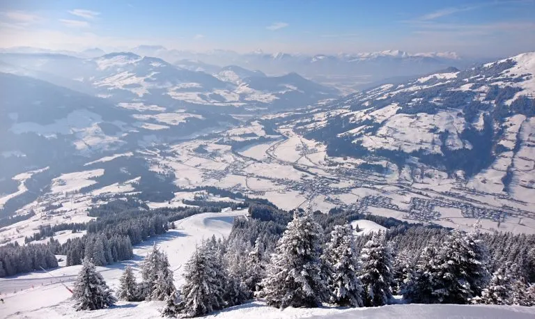 Splendida vista panoramica sulle montagne innevate del Tirolo, in Austria (Westendorf), dopo una nevicata. Vista perfetta sulle cime delle montagne (Höhe Salve) e sul villaggio di Westendorf.