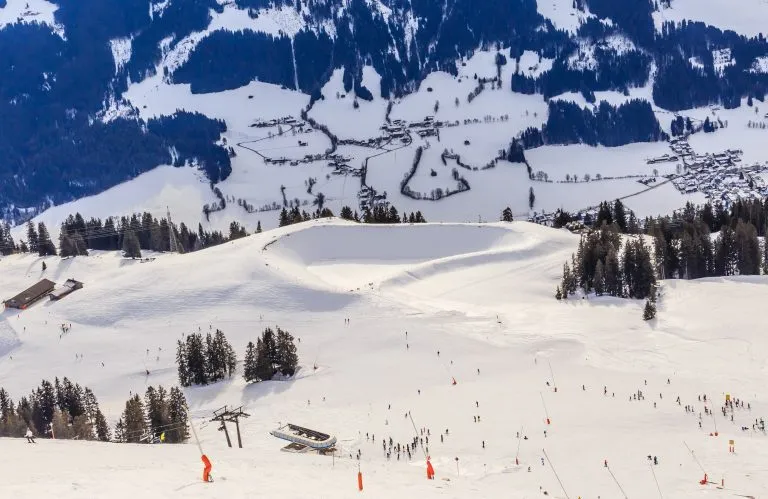 Widok ze szczytu góry Hohe Salve. Ośrodek narciarski Soll, Westendorf. Tyrol, Austria