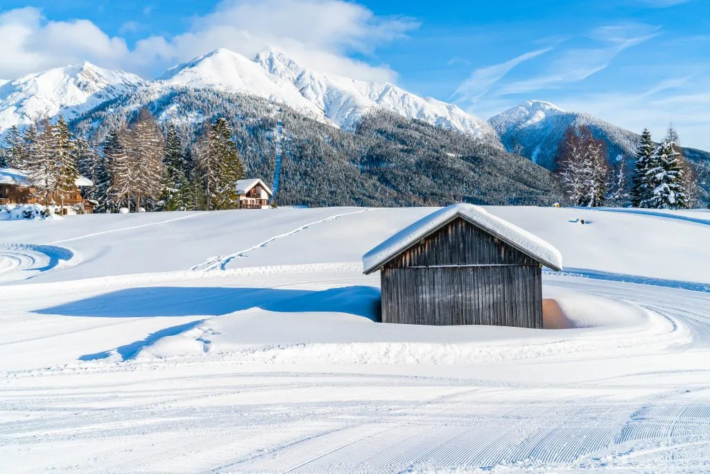 Vinterlandskap med snødekte alper i Seefeld i den østerrikske delstaten Tyrol. Vinter i Østerrike