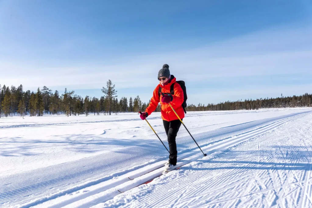 Mujer practicando esquí de fondo en Laponia, Finlandia